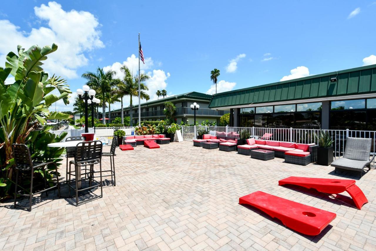 Remodeled, Huge Pool, Tiki Bar & Grill, Quiet Room Sarasota Exterior foto